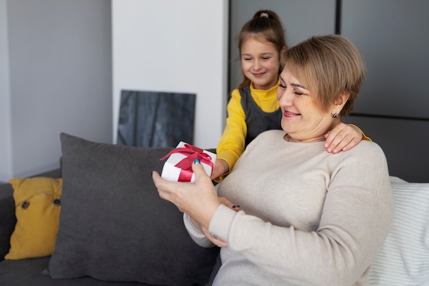 Foto gratuita primer plano de niña con su abuela