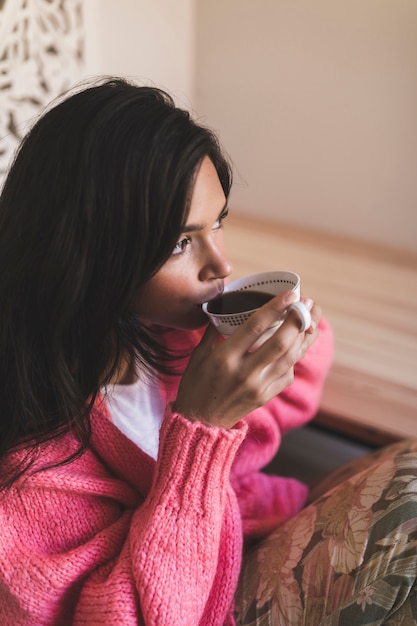 Primer plano, de, un, niña, tomar café