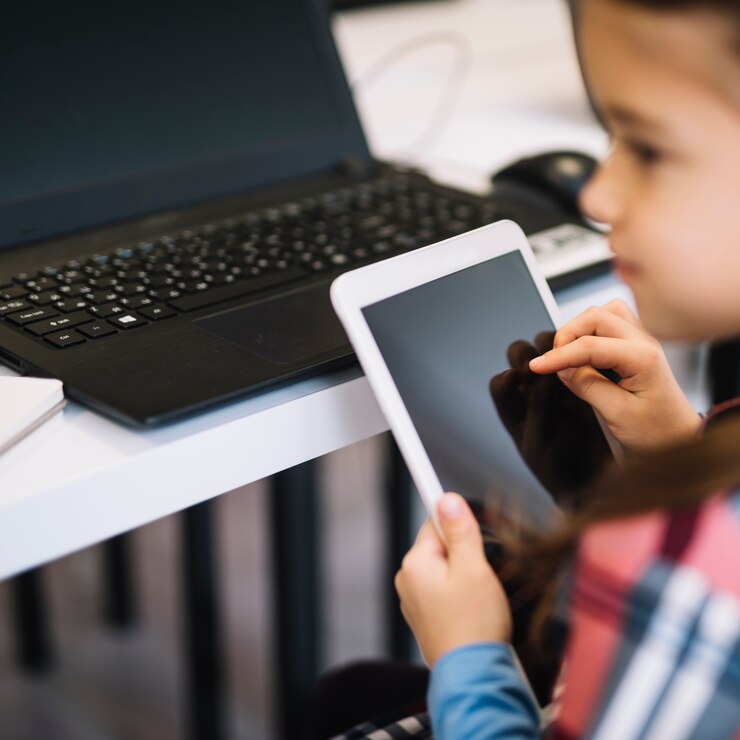 Foto gratuito primer plano, de, un, niña, utilizar, tableta de digital