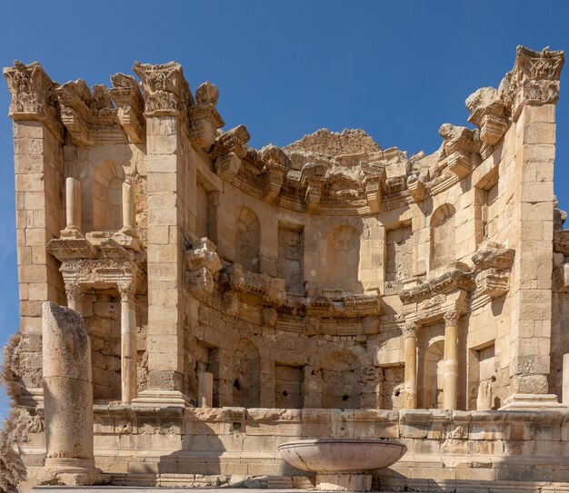 Primer plano de ninfeo en Jordania bajo un cielo azul