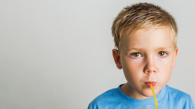 Foto gratuita primer plano niño bebiendo jugo