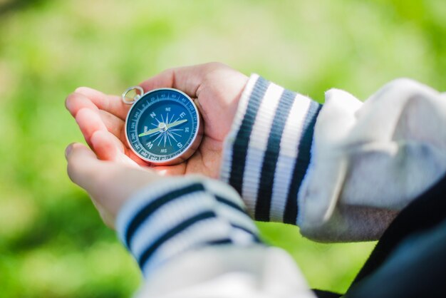 Primer plano de niño con brújula