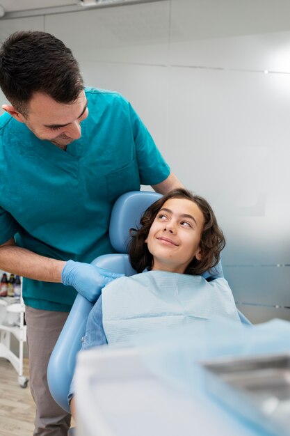 Primer plano de niño en el dentista