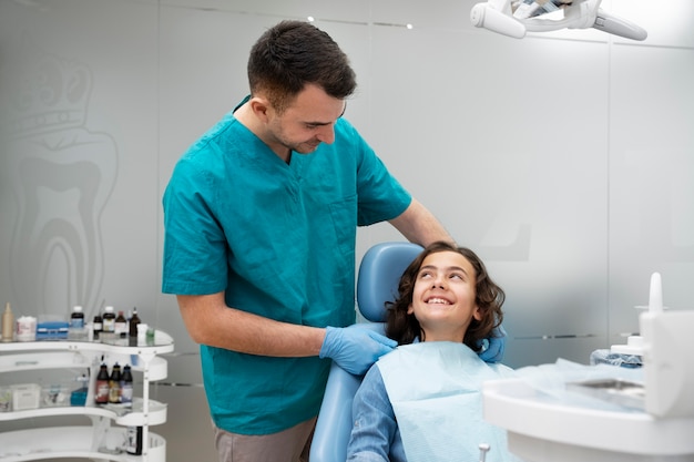 Primer plano de niño en el dentista