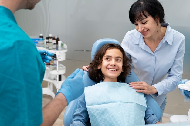 Primer plano de niño en el dentista