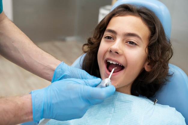 Primer plano de niño en el dentista