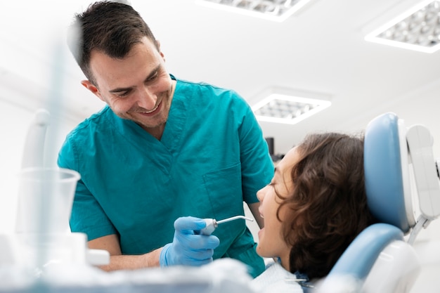 Primer plano de niño en el dentista