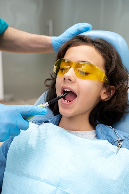 Primer plano de niño en el dentista