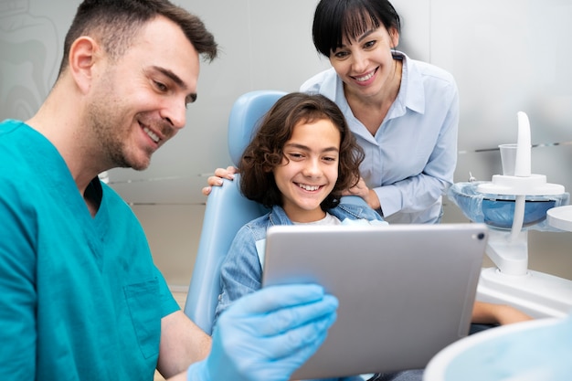 Primer plano de niño en el dentista