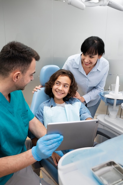 Primer plano de niño en el dentista