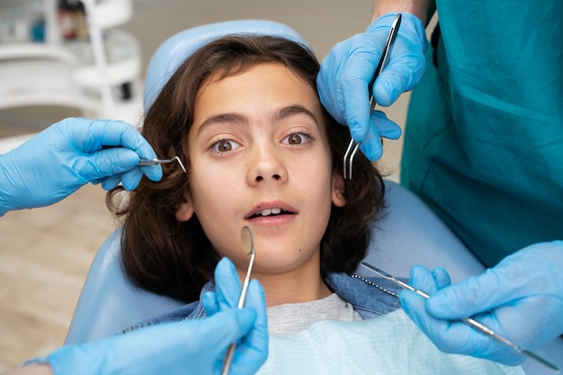 Primer plano de niño en el dentista