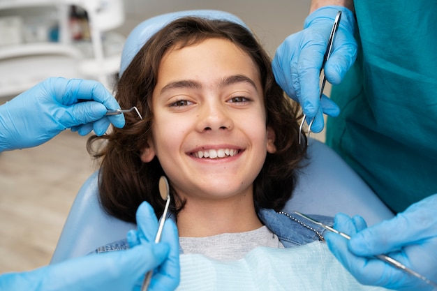 Primer plano de niño en el dentista