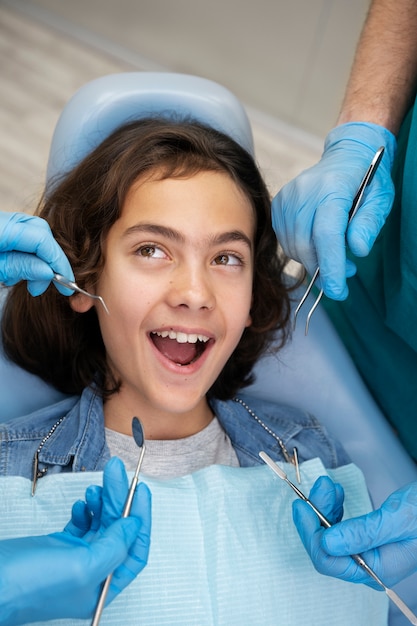 Primer plano de niño en el dentista