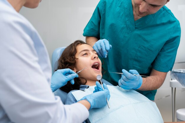 Primer plano de niño en el dentista