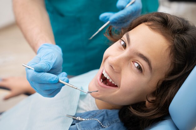 Primer plano de niño en el dentista