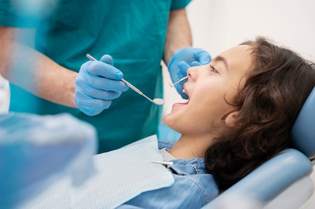 Primer plano de niño en el dentista