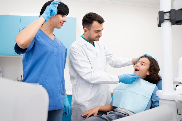 Primer plano de niño en el dentista