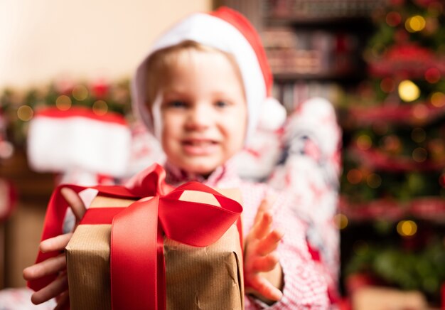 Primer plano de niño feliz mostrando su regalo