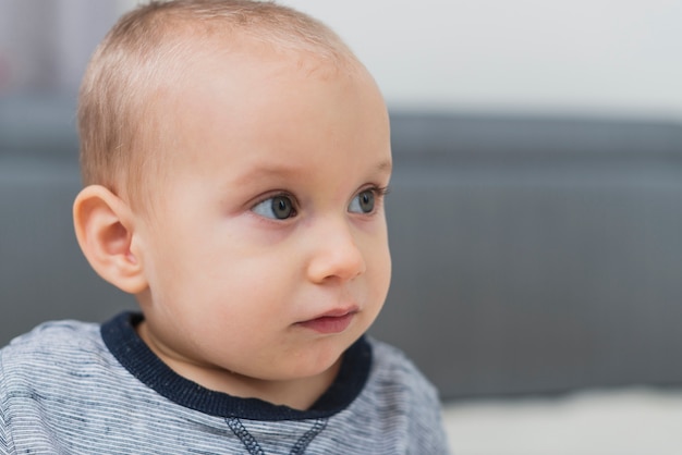 Foto gratuita primer plano de niño lindo