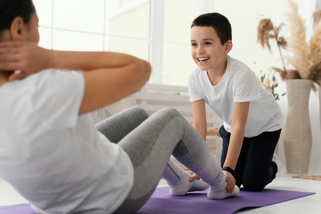 Foto gratuita primer plano niño y mujer entrenando juntos