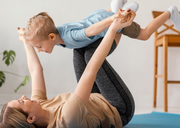 Primer plano niño y mujer haciendo ejercicio