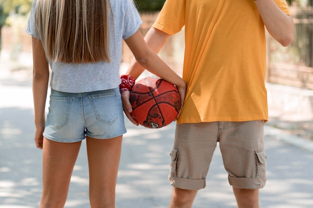 Primer plano, niño y niña, tenencia, pelota