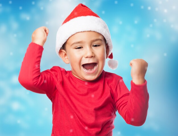 Primer plano de niño orgulloso con gorro de santa