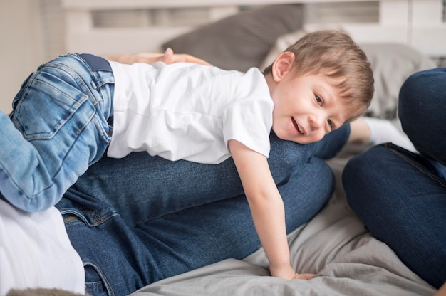 Foto gratuita primer plano, niño pequeño