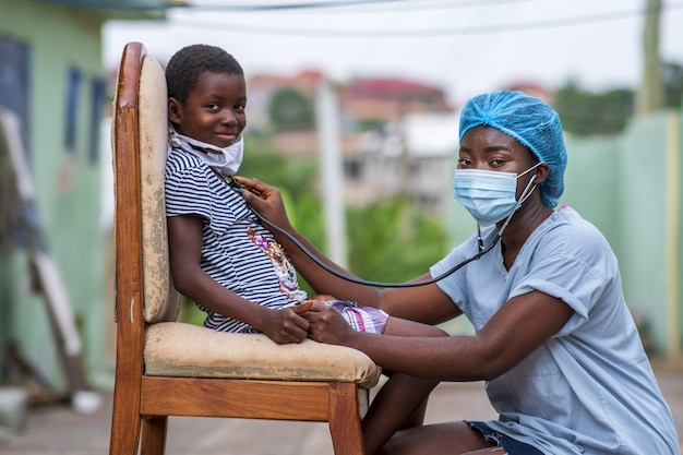 Foto gratuita primer plano de un niño recibiendo un chequeo por un médico