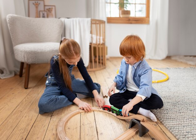 Primer plano de los niños en su habitación divirtiéndose