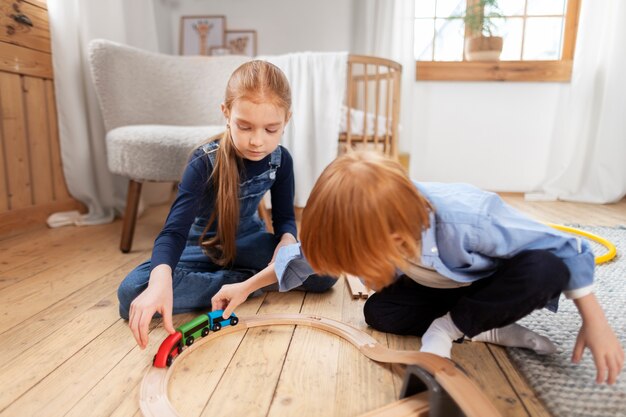 Primer plano de los niños en su habitación divirtiéndose