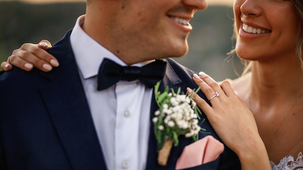 Primer plano de la novia y el novio felices en el día de su boda.