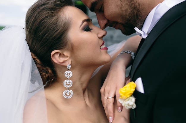 Primer plano de la novia con los ojos cerrados