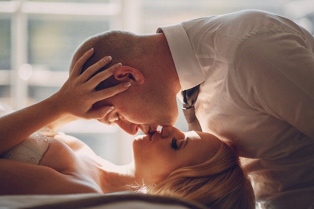 Primer plano de novio apasionado besando a su mujer