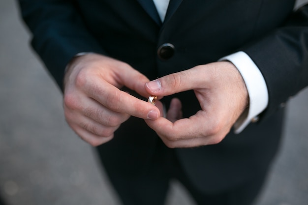 Foto gratuita primer plano de novio sujetando un anillo de boda