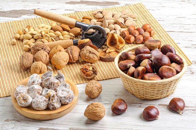 Primer plano de nueces, galletas y frutos secos sobre una estera