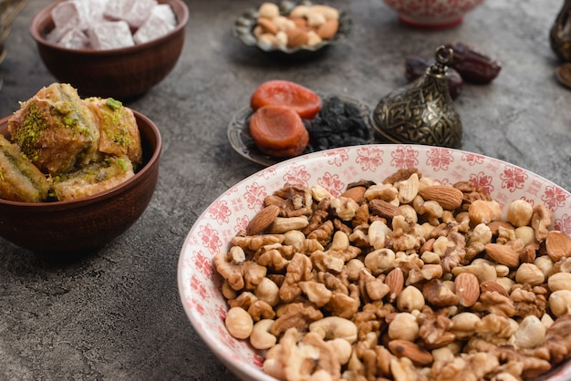 Primer plano de nueces mixtas frescas con baklava sobre fondo