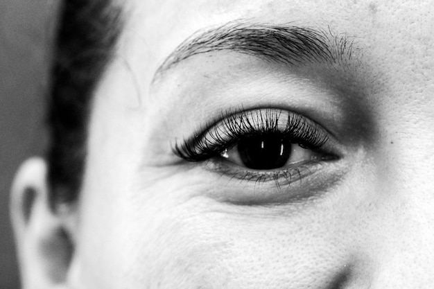 Primer plano de un ojo de una mujer en escala de grises
