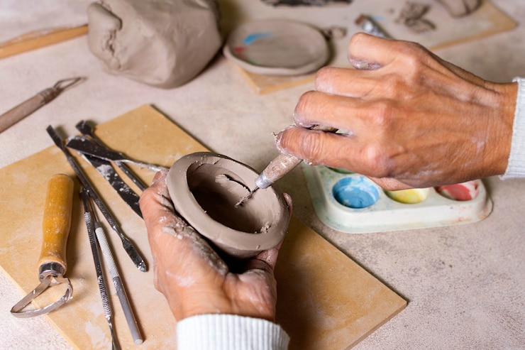Foto gratuito primer plano de olla de modelado artesanal