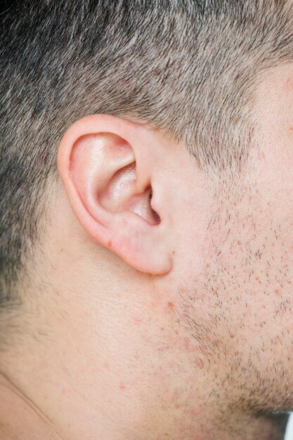 Primer plano de la oreja del hombre blanco