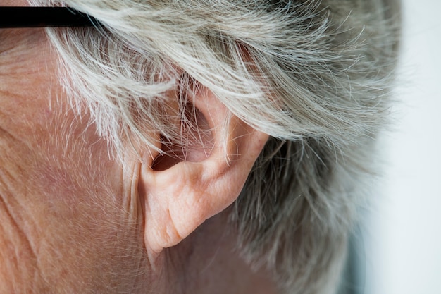 Primer plano de la oreja de la mujer mayor