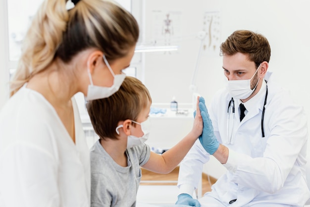 Primer plano paciente y médico choca esos cinco