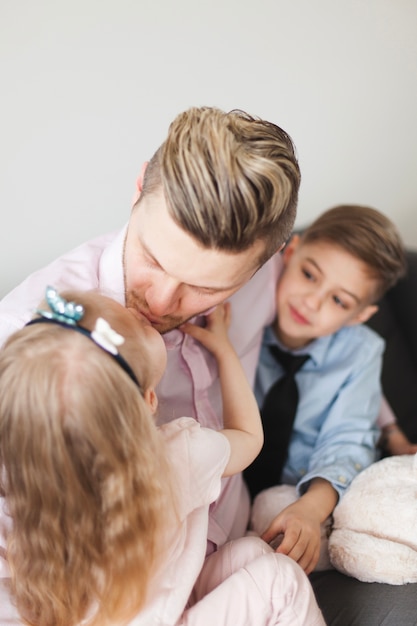 Primer plano de padre besando a su hija