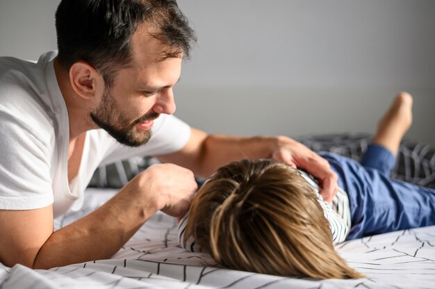 Primer plano, padre, cosquillas, hijo