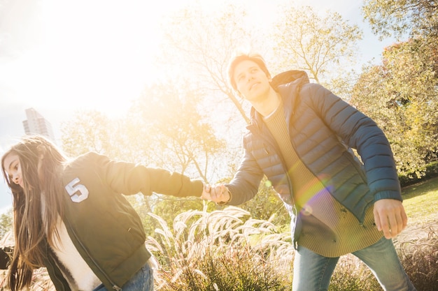 Foto gratuita primer plano de padre e hija tomados de la mano