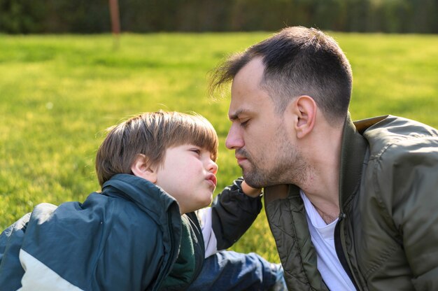 Primer plano, padre e hijo, aire libre