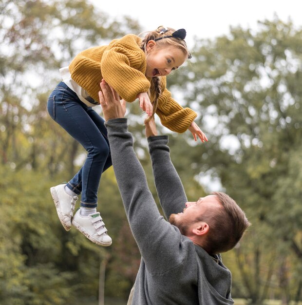 Primer plano, padre, teniendo hija, arriba