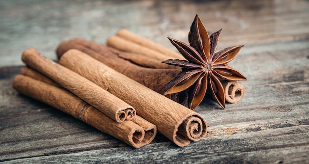 Foto gratuita primer plano de palitos de canela y anís estrellado sobre un fondo de madera