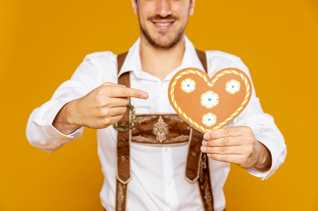 Foto gratuita primer plano de pan de jengibre en forma de corazón