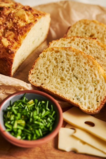 Foto gratuita primer plano de pan de queso sobre una mesa de madera